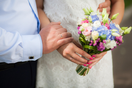 在手中的匿名年轻漂亮的婚礼花束