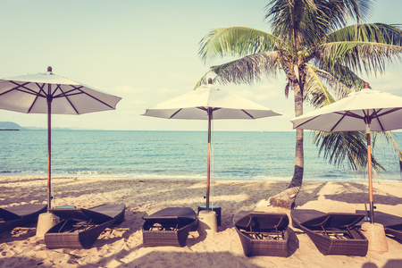 遮阳伞和椅子上热带海滩