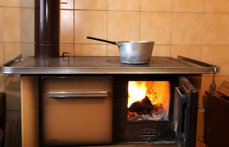 古代烧木头的炉子中家的厨房