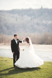 美丽婚礼夫妇 新娘 新郎摆姿势和行走在高山背景场