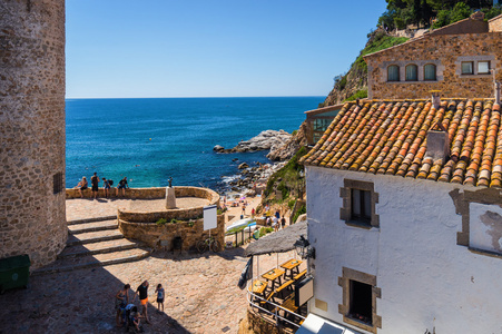 地中海和观点从堡垒莱利，赫罗纳省西班牙阳光视图