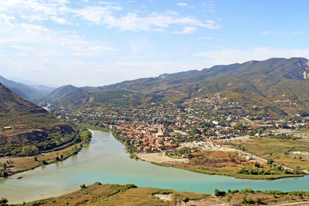 在山上，姆茨赫塔，格鲁吉亚姆茨赫塔与河交界处的视图