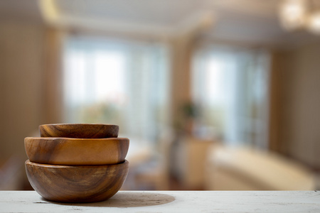 空的木碗，桌上一叠