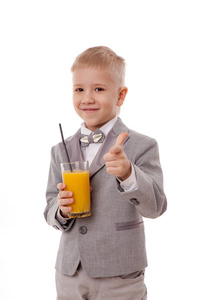 小男孩喝橙汁的画像。白色背景上孤立