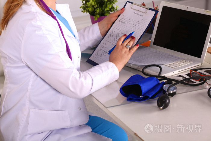 女医生在办公室桌子照片-正版商用图片1n54ym-摄图新