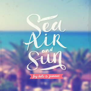 海，空气和阳光夏手绘书法字体设计的模糊热带海面背景。矢量图