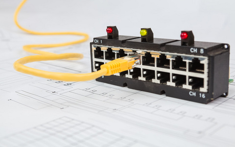 网络交换机和双绞线以太网电缆图片