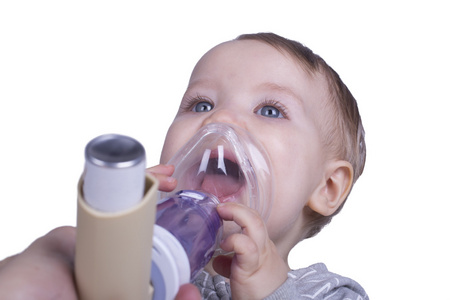 婴儿使用哮喘吸入器