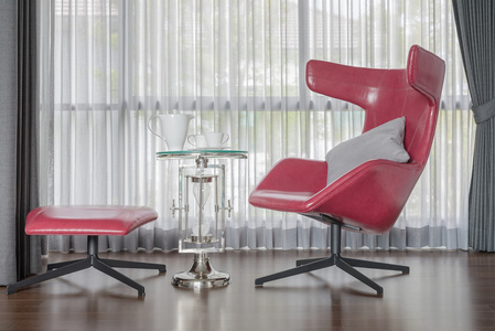现代的红色椅子上木地板