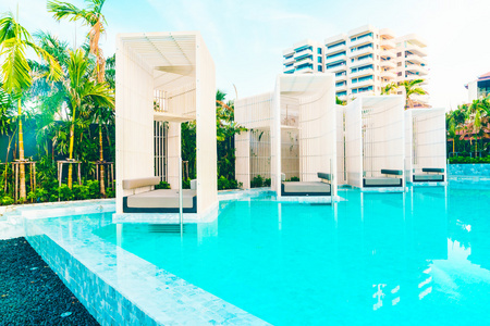 美丽的豪华酒店游泳池