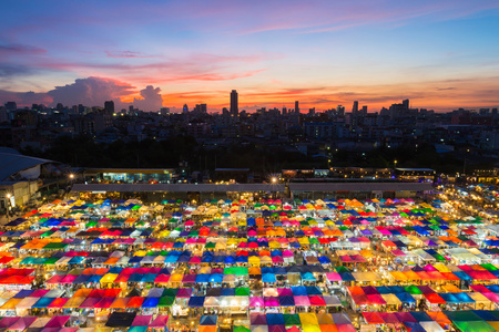 在曼谷跳蚤市场在夜间的屋顶上图片