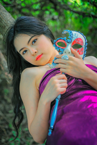 亚洲妇女戴面具性质的肖像