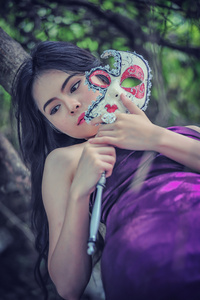 亚洲妇女戴面具性质的肖像