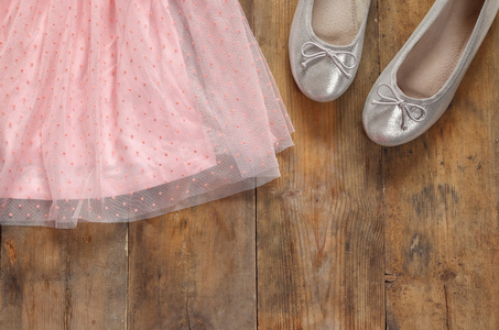 老式的雪纺女孩衣服旁边芭蕾舞鞋在木制的背景上。老式的滤波的图像