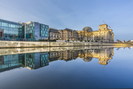 Reichstag 以反射在施普雷河