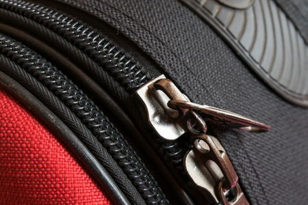 红色和黑色行李背上的两个拉链