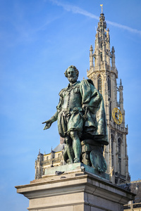 鲁本斯格伦广场上的背景，安特卫普，比利时与圣母大教堂的雕像