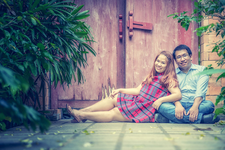 亚洲年轻快乐夫妇，在户外公园