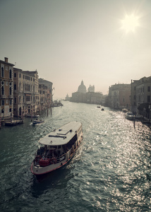 渡轮在威尼斯大运河上
