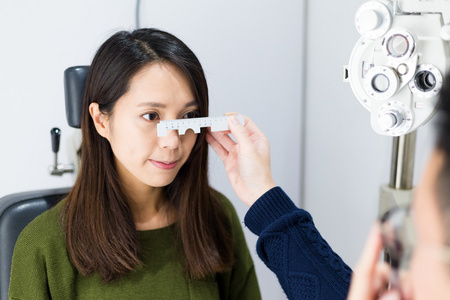 女人做眼试验在光学诊所