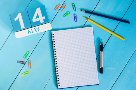 5 月 14 日。5 月 14 日木制彩色日历在蓝色背景上的图像。春日，文本为空的空间。天文学的一天。世界公平贸易日