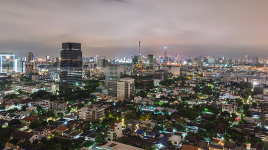 夜晚，当高耸的摩天大楼被照亮时，可以俯瞰亚洲大城市泰国曼谷