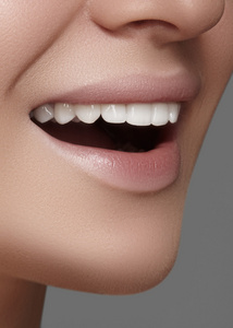 与美白牙齿的美丽笑容。牙科的照片。宏的完美女性的嘴里，lipscare 些调料的特写