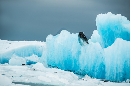 在 Jokulsarlon 冰川湖，南冰岛大蓝色冰山