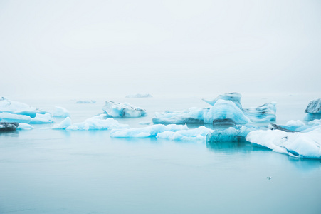 在 Jokulsarlon 冰川湖，南冰岛大蓝色冰山