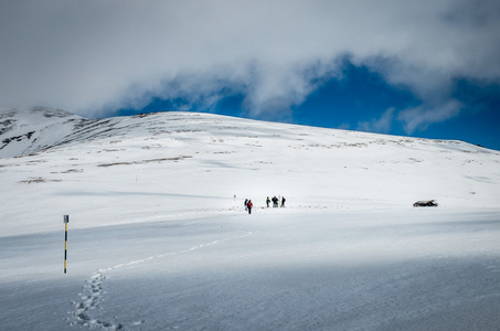 山中的冬季景观。徒步旅行者小组