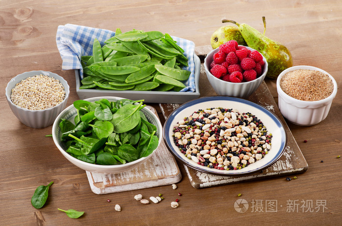 纤维丰富的食物在桌子上