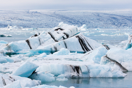 冰岛在环礁湖中漂浮的冰山
