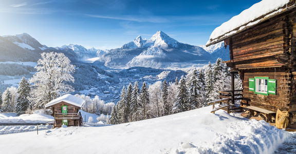 与传统的山地小木屋阿尔卑斯山的冬季仙境