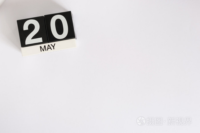 五月二十日. 5月20日木制彩色日历在白色背面的图像