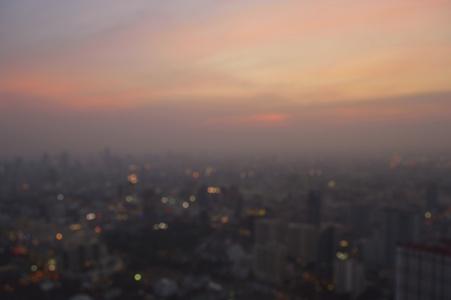 城市景观上温暖的光日落，曼谷的模糊鸟瞰图