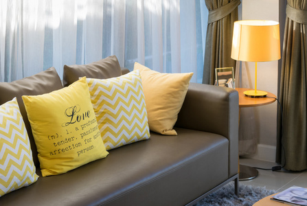 现代客厅设计，棕色的沙发和黄色枕头