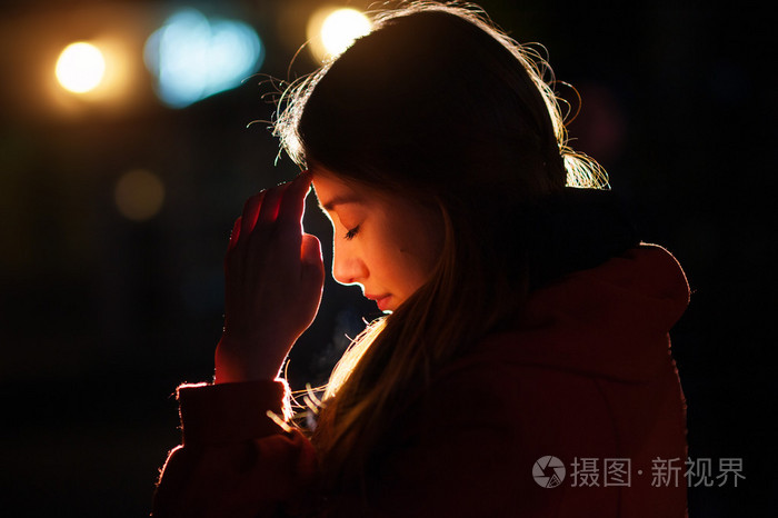 年轻女子祈祷特写肖像