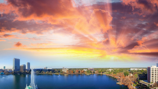 从湖 Eola 奥兰多的美丽全景鸟瞰图
