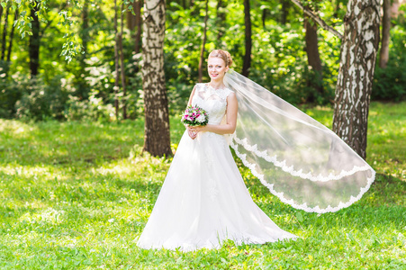 美丽的新娘，与室外的花束