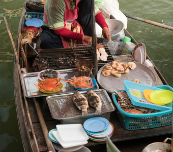 在泰国的水上市场的交易商船只图片