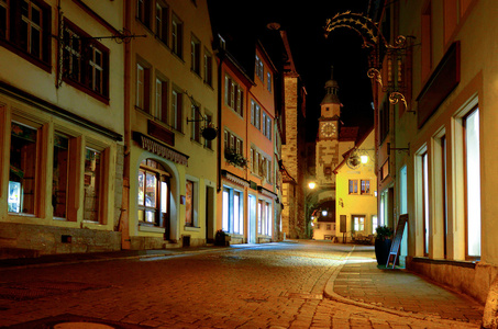 美丽中世纪小镇的罗在晚上，巴伐利亚，德国