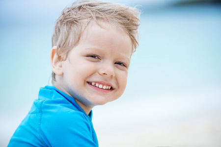 微笑在海滩上的小男孩