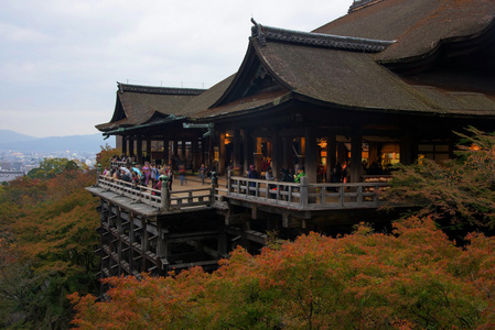 与秋叶，京都的清水寺