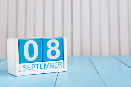 9 月 8 日。9 月 8 日的形象在白色背景上的木制彩色日历。秋季的一天。文本的空白空间。国际新闻工作者团结日