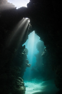 阳光和水下洞穴