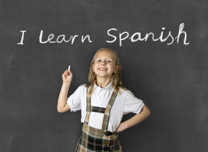 微笑快乐在儿童学习西班牙的语言和教育理念的甜初中金发女生