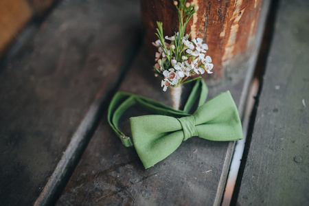 绿色领结和胸花图片