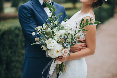 新郎和新娘抱着花束