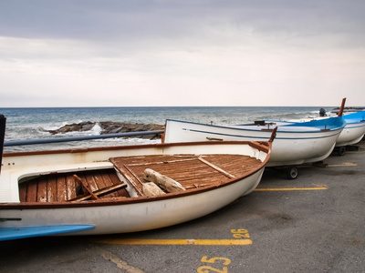 小渔船躺在海岸线上图片