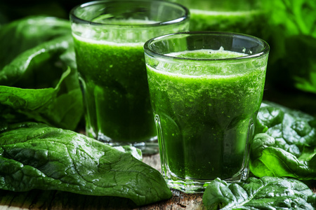 健康的绿色果汁从菠菜和绿苹果
